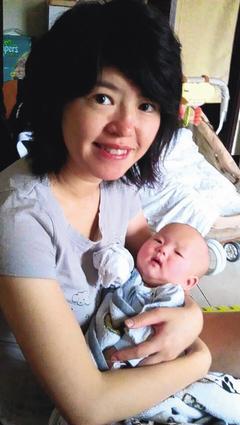 林雨青抱著女兒，感謝醫師的救治，讓她能與女兒歡度人生中的第一個母親節。 圖／林雨青提供