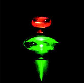 圖為發出紅色螢光的奈米鑽石。 圖／張煥正提供非報系