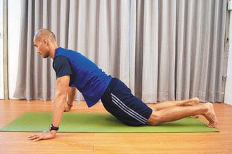 2.雙手打直緩慢撐起身體，膝蓋與腳尖作為支撐點，讓頭部、背部與臀部成一直線；接著緩慢趴下回到步驟一。此動作配合呼吸，依個人體能狀況，斟酌運動時間。
