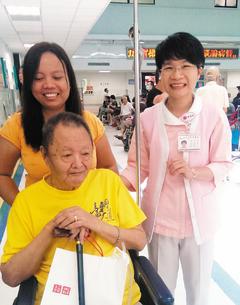 黃璿璇(右)對病患和善又常帶微笑，深受病患喜愛，獲選該院的「微笑天使」。 記者黃寅／攝影