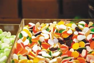 食用色素被廣泛用於餅乾、糖果中，但鮮食依法則不可添加。 報系資料照