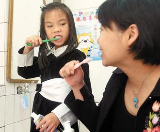 家長除了注意孩子口腔衛生，自己也要做好牙齒保健，才能防範蛀牙。 報系資料照片