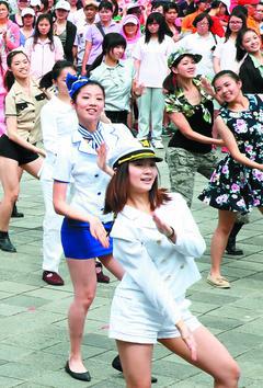 台灣癌症基金會昨天舉辦「粉紅健走嘉年華」活動，許多民眾參與一同健走，並有各行各業女性代表在現場大跳愛乳「I DO」快閃舞。 記者屠惠剛／攝影