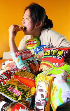 醫界保守估計近四成國人有肥胖問題，台灣肥胖症衛教防治學會研擬立法課徵「高糖飲食捐」。 
<br>報系資料照</br>