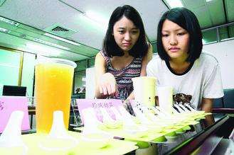 台北市衛生局上午提醒消費者，夏季飲品熱量非常高，一杯珍珠奶茶熱量高達550大卡，含糖量超過8大匙，隱藏肥胖危機。 記者陳立凱／攝影