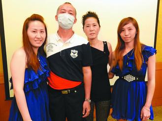 轉移性大腸癌患者范雲沐（左二）自費熬過第二線標靶療程。
記者蔡容喬／攝影