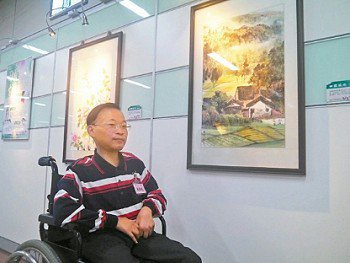 從小罹患肌肉萎縮症的羅勝龍，接觸國畫讓他重新找到生命價值與希望；田園風光（右邊畫作）是他懷念桃園新屋老家的作品。
