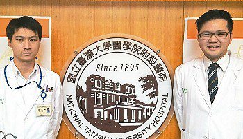 施廷翰（左）與吳健暉是台大醫院一般外科資深住院醫師，面對外科人力荒，台大醫院副院長林明燦以「鎮院之寶」來讚美兩人。