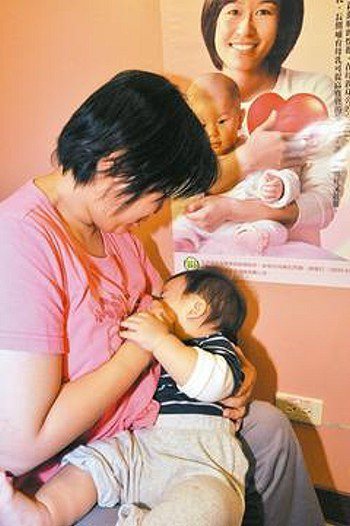 哺餵母乳的媽媽們，產後應該盡量向兒科醫師、婦科醫師請教如何用手擠奶。