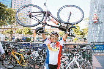抗癌戰士李永紅第七度挑戰單車環台，高舉「戰友」大喊「我完成了！」