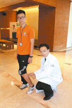 醫師林頌凱（右）表示，持續的反覆運動，會讓主肌肉群產生橫紋肌溶解症，嚴重會致命。
記者葉臻／攝影