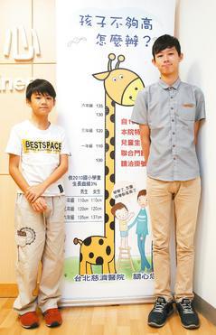 <br>台北慈濟醫院推出兒童生長發育聯合門診，患者曾同學（右）因缺乏生長激素，國一身高只有135公分，但經過治療後，今年高三的他已170公分。</br>記者潘俊宏/攝影