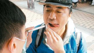 台灣每年2300多人死於口腔癌，國健署呼籲30歲以上、有抽菸或嚼食檳榔習慣者，應每兩年接受一次口腔黏膜檢查，早期發現，早期治療。 記者李樹人/攝影