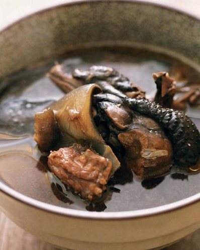 脾胃虛，烏骨雞湯最有效。 圖片來源╱台灣好食材 Fooding