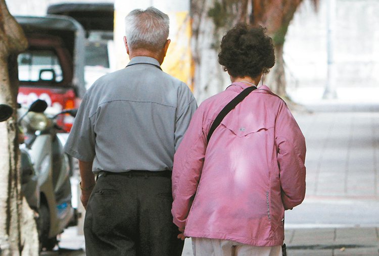 調查顯示65歲以上老人的理想居住方式，以「能與子女同住」比率最高。