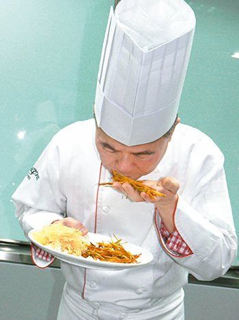 晶華酒店集團廚藝總監黃來發說，年貨聞起來有消毒水味表示漂白劑或防腐劑超量。