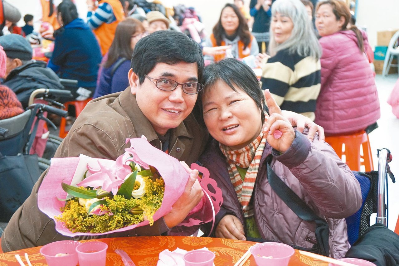50歲的潘奶奶獻花與卡片給照護服務員劉君瀚，感謝他這一年來耐心的照顧行動不便的她。