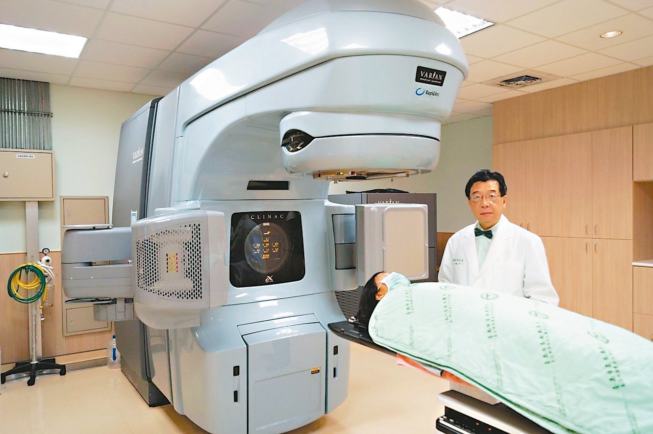 安南醫院「銳智刀」儀器，可協助治療肺癌。