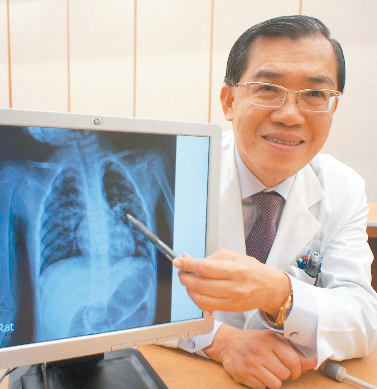 醫師黃高彬說明，男童送醫後，併發肺炎。
