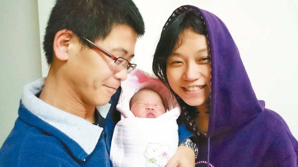 嬌小的陳太太(右)產下男嬰（中）時造成血崩，醫院輸血1萬3千cc救回陳太太，術後與陳先生(左)開心合影。
