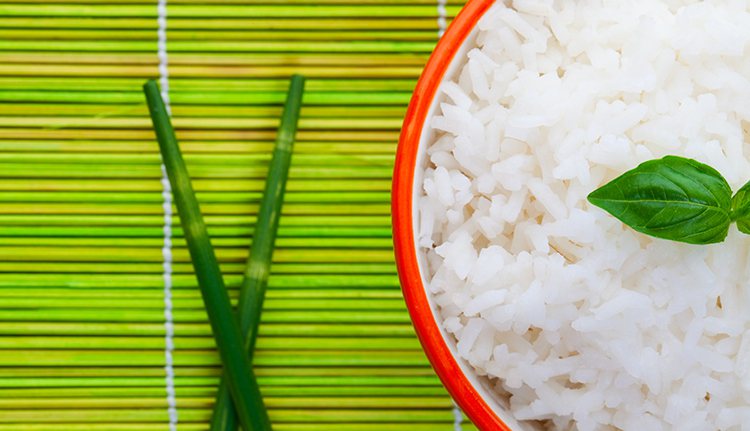 研究人員將生米與椰子油共同蒸煮，再冷卻十二個小時，讓每一粒米化學結構都受到改變，增加碳水化合物吸收難度。