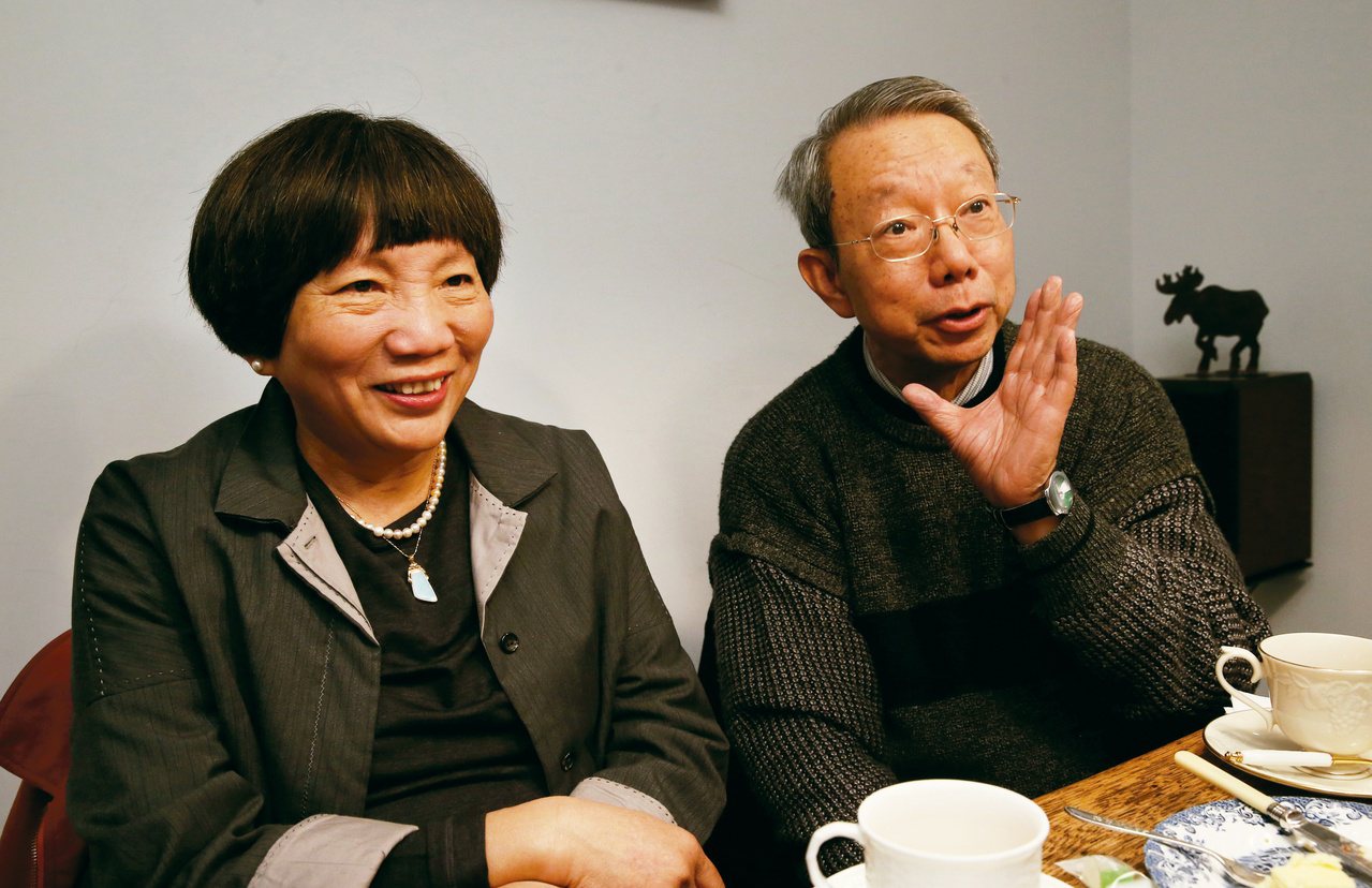 賴明亮得知罹癌時，也曾想過不要開刀或化療。左為他的妻子，前衛生署副署長蕭美玲。