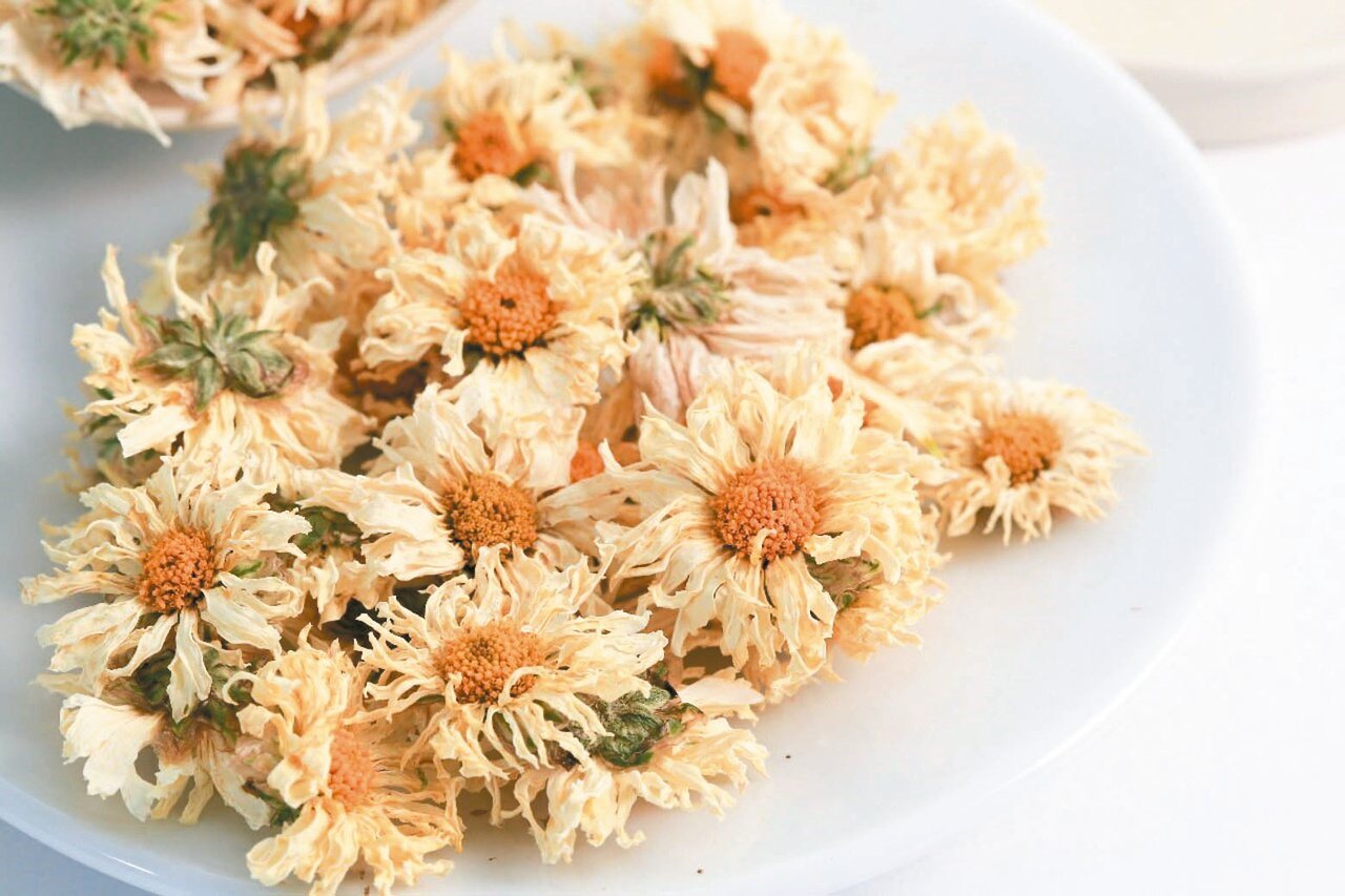 菊農說未添加防腐劑的乾燥菊花，花瓣呈自然褐色，從外觀即可分辨。