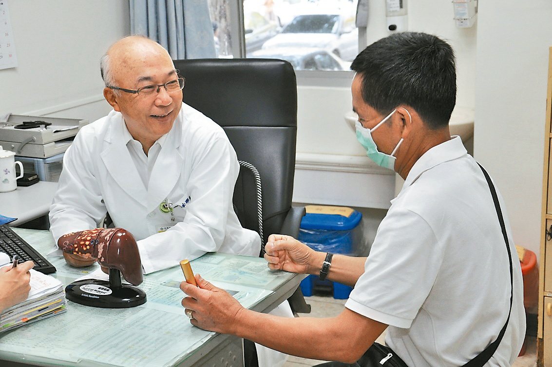 秀傳醫療體系副總裁牟聯瑞(左)，提醒B、C肝患者要定期接受追蹤檢查。