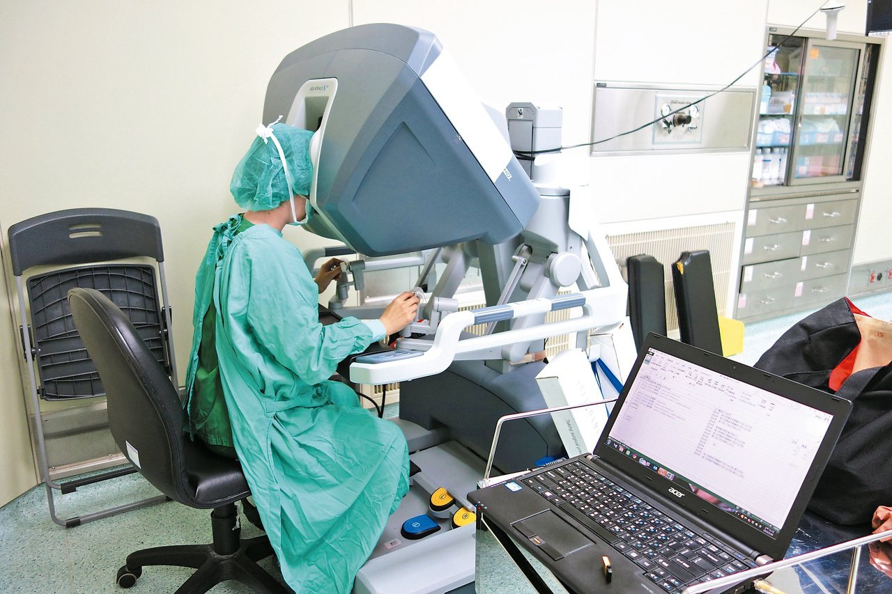 高醫引進達文西機械手臂系統，醫師透過立體影像及機械手臂輔助，完成高精密度的微創手術。
