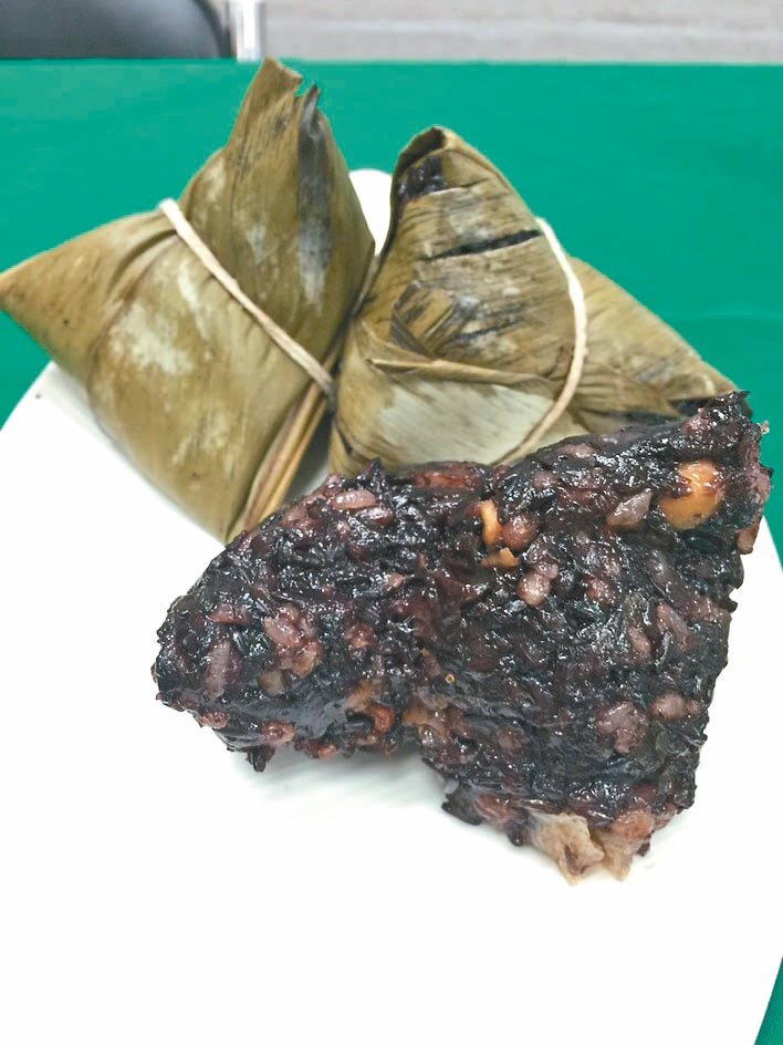 傳統肉粽熱量高，民眾可多買改良粽，避開高熱量。