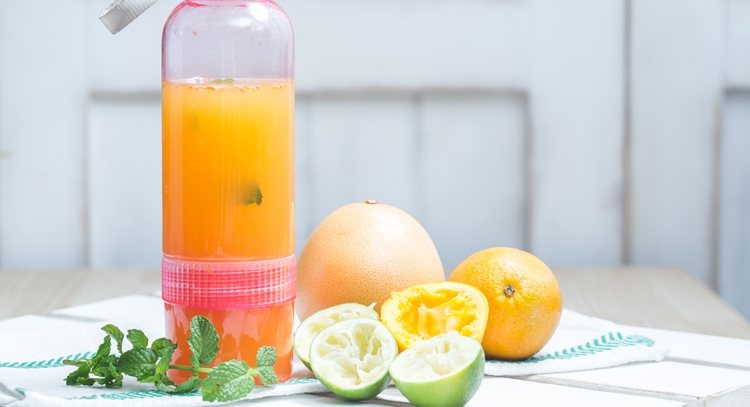用新鮮檸檬、香吉士、葡萄柚做成的綜合果汁，口感酸酸甜甜，夏天喝特別解膩。