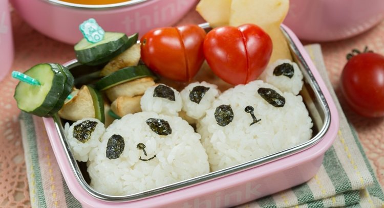 做成熊貓模樣的飯糰，搭配色彩豐富的配菜，讓寶貝營養滿點。