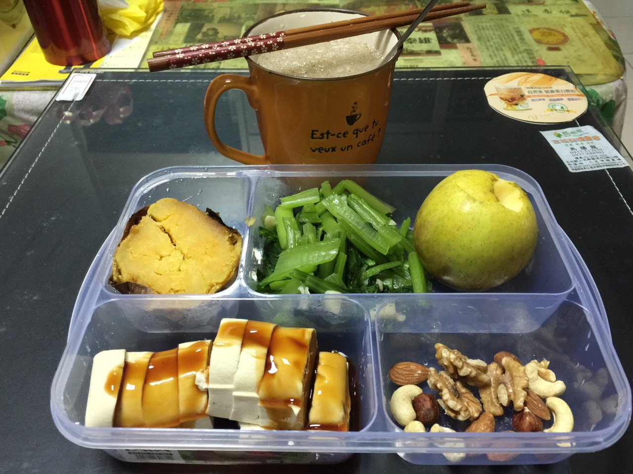 洪泰雄的早餐，兼顧蛋白質、蔬菜，以及水果，尤其是每天堅持吃一顆蘋果，補充膳食纖維。