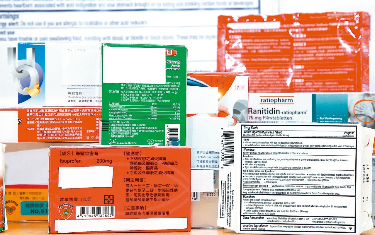 醫改會今舉行記者會，指國內「指示藥」（圖中左）與國外藥品相較下，外盒標示不清，盒內的說明書又過於複雜。無助民眾把關用藥安全。