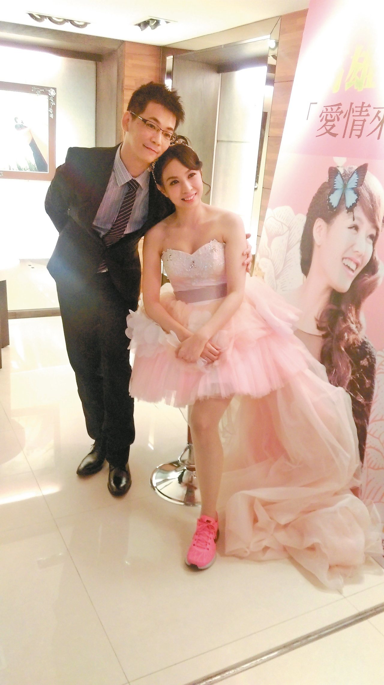 吳庭瑤因骨癌失去右腳，昨與愛情長跑14年的男友陳俊明拍婚紗圓夢。