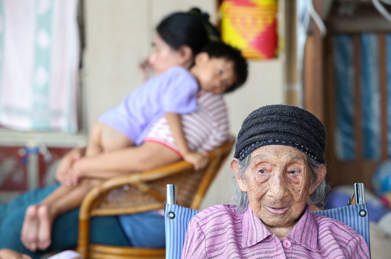 屏東縣113歲人瑞彭玉梅是全國最高齡女性，曾孫感情融洽。