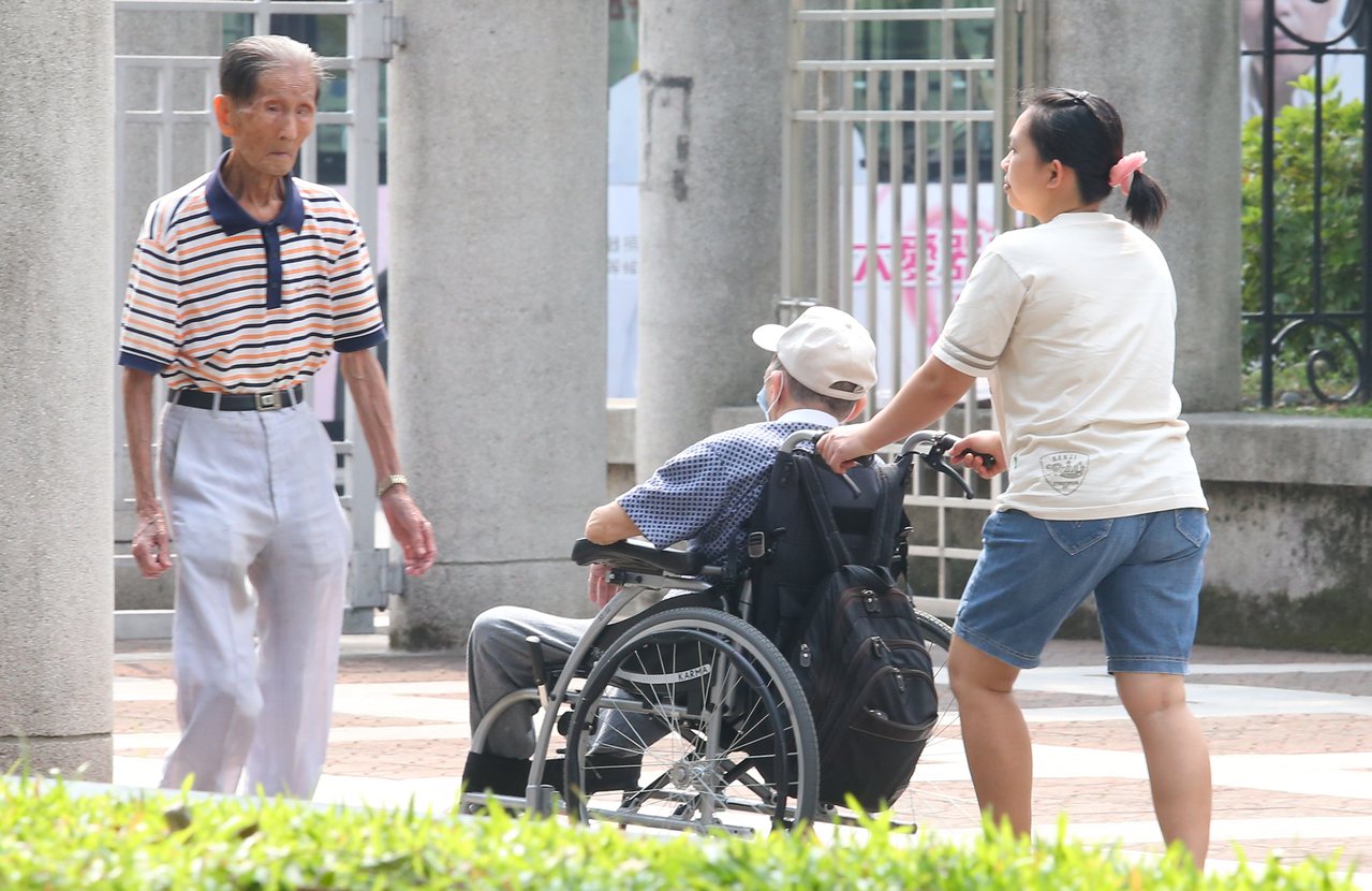 外籍看護成為照顧老人家的主要人力。
