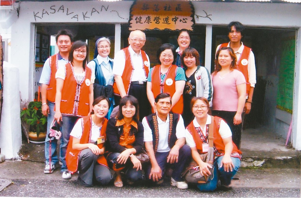 林瑞祥(後排左四)在台東部落建立社區健康中心，關懷當地糖尿病友。