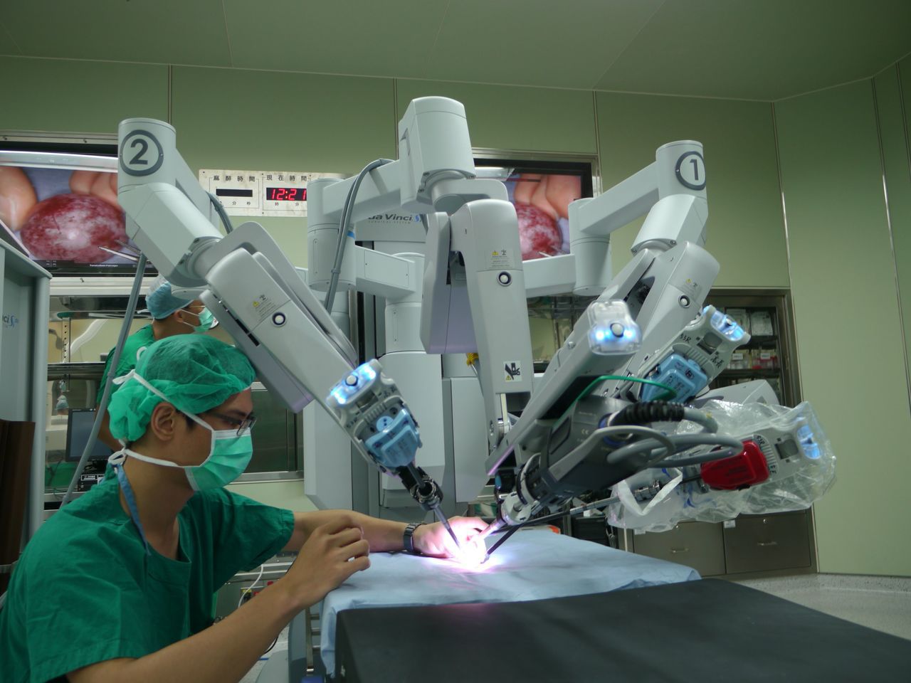 達文西手術的醫師在機器架設好之後，躲在3D的螢幕前，像是打電動玩具一般，控制機器人手臂達到和傳統手術方法一樣的效果。 