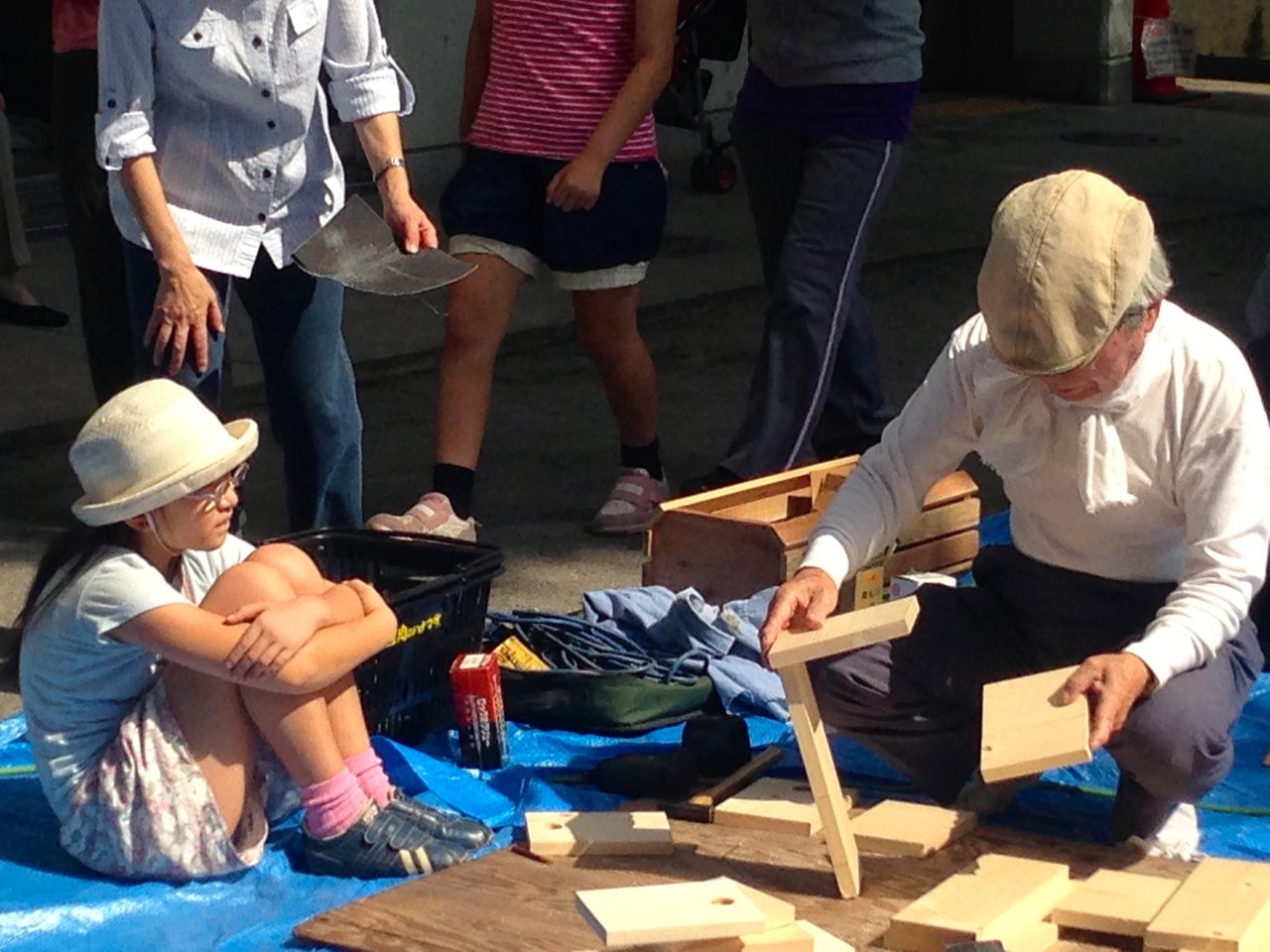 日本老人教導學童木工，老人小孩一起玩木頭。