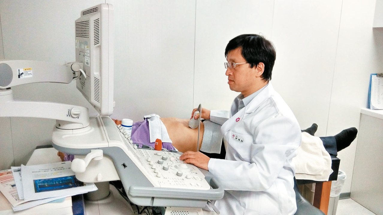 好心肝門診中心肝臟腸胃科主任郭建興提醒，部分小型肝腫瘤仍需透過腹部超音波才能找到病灶。