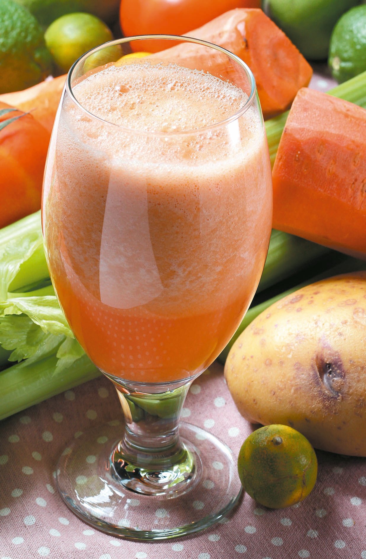 現榨水果汁加入蔬菜打成精力湯，可緩和對消化道的刺激。