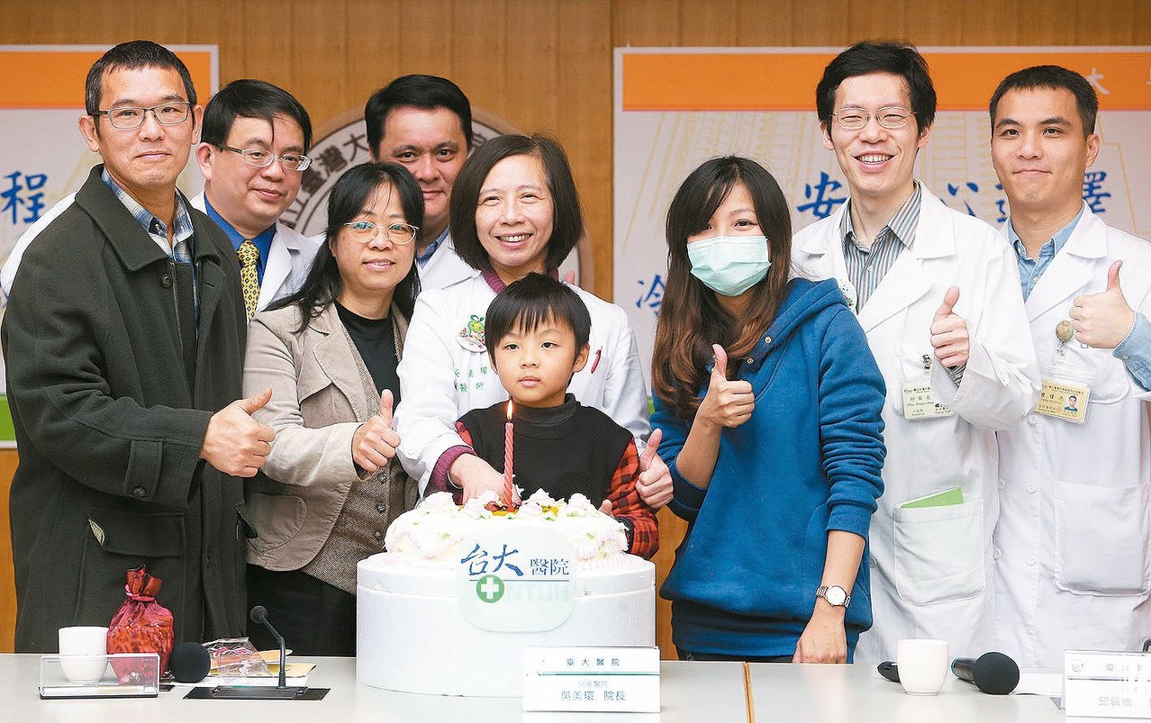 台大醫院昨舉行冷凍消融術治療兒童上心室頻脈成果發表會，楊小弟與家屬、醫師團隊一同切蛋糕慶生。