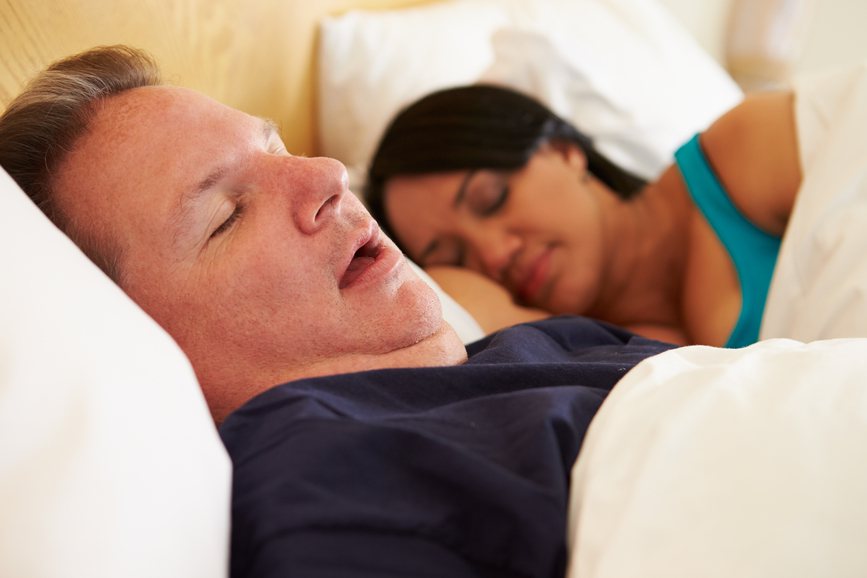 睡眠時躺臥，舌頭就會往後，易阻擋呼吸道，打鼾聲愈大代表呼吸道狹窄，睡眠呼吸中止症狀愈嚴重。
