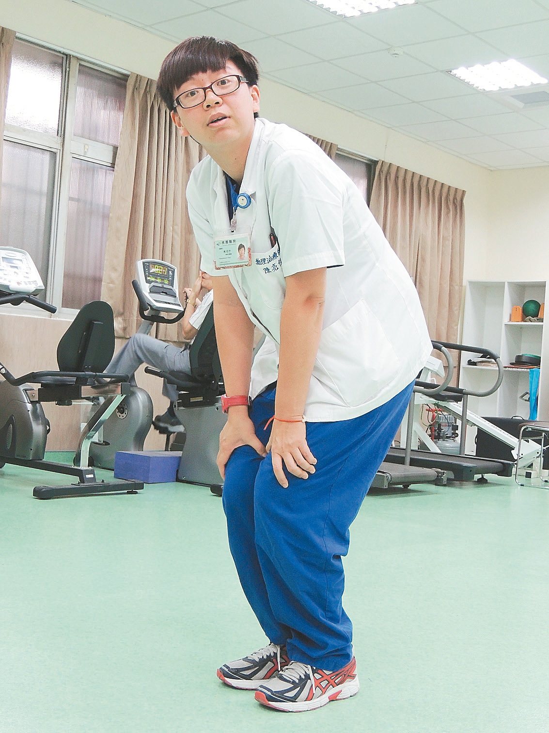 物理治療師陳亮伃說，習慣使膝蓋彎曲小於90度，可避免膝蓋損傷。