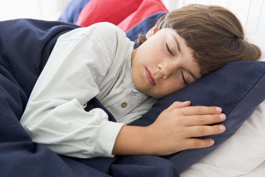美國睡眠醫學會首度發布兒童睡眠時數準則，列出各年齡層兒童每天需要闔眼的時間。