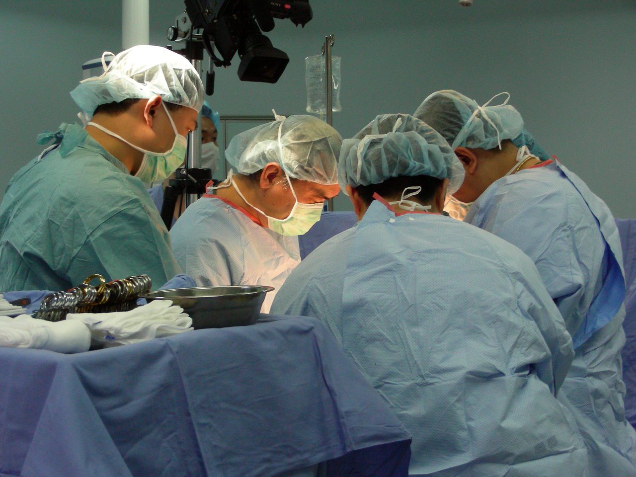 國內目前有卅六家器官移植專責醫院，但是，不少醫院器官移植個案屈指可數，器官捐贈移植登錄中心上月開會，擬提出移植醫院退場機制，希望集中醫療資源。