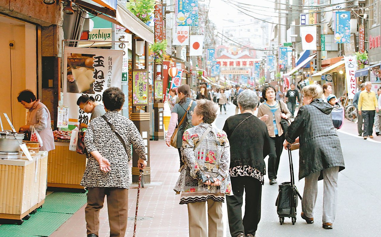根據本報調查，六十五歲以上長者有近半數表示，目前儲蓄足夠養老。圖為東京巢鴨地藏通商店街以販賣老人特色商品為主，許多高齡長者相偕來此逛街。
