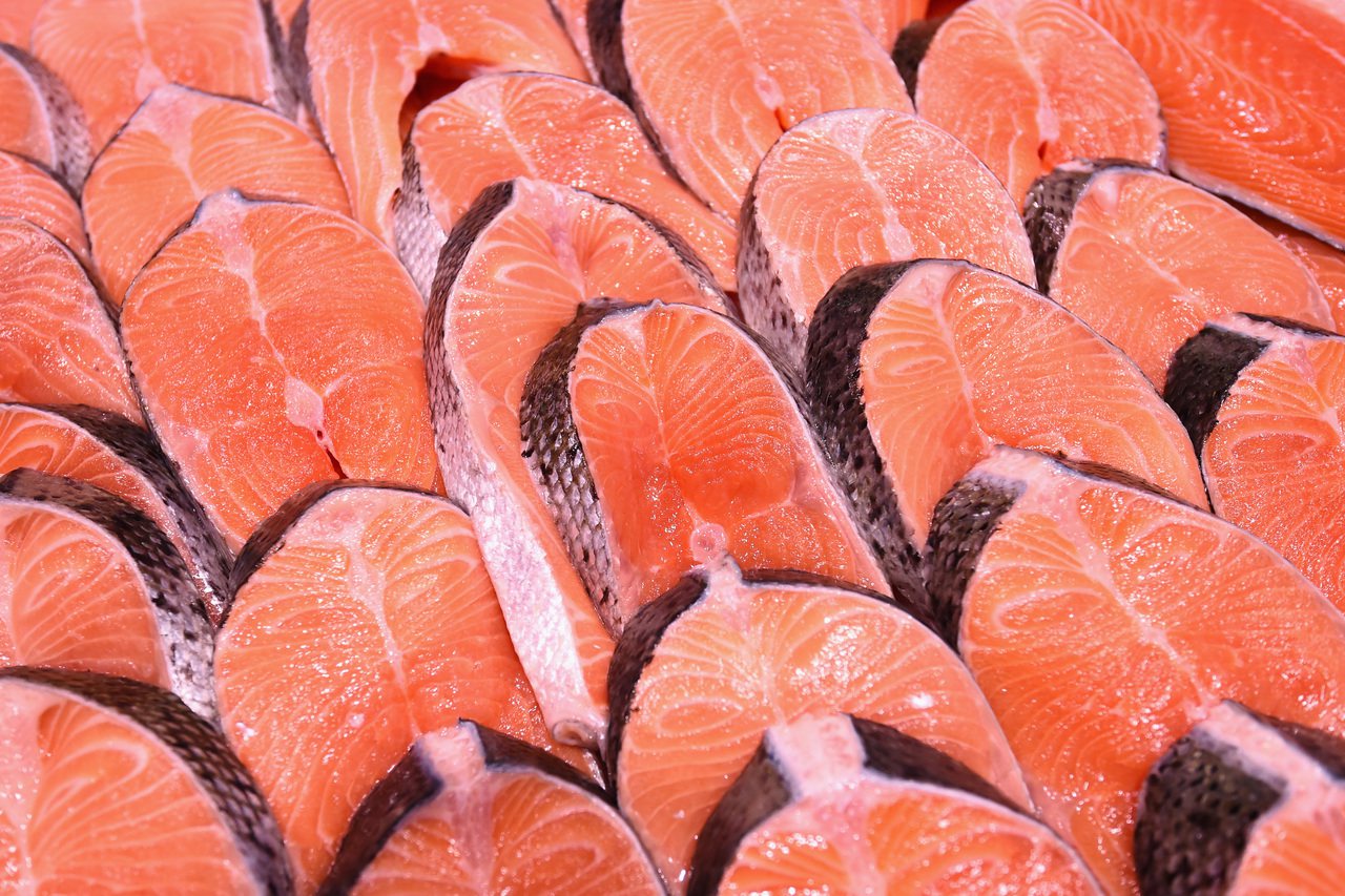 鮭魚等多脂魚，核桃 等堅果，有助於減低心臟病發的風險。（Getty images）