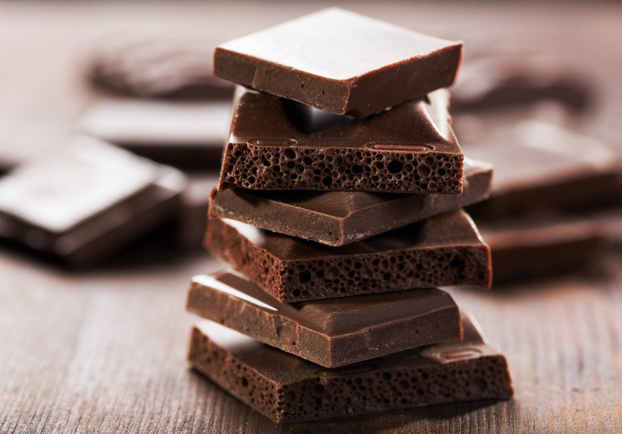 黑巧克力，能提升讓你感覺舒服的荷爾蒙血清素，進而減輕壓力，讓心情好轉。